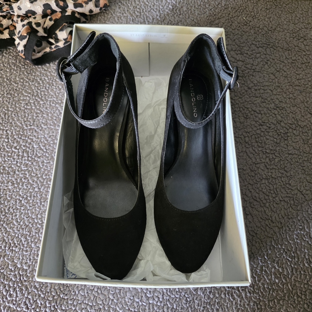 Bandolino Black Heels Elegant Design